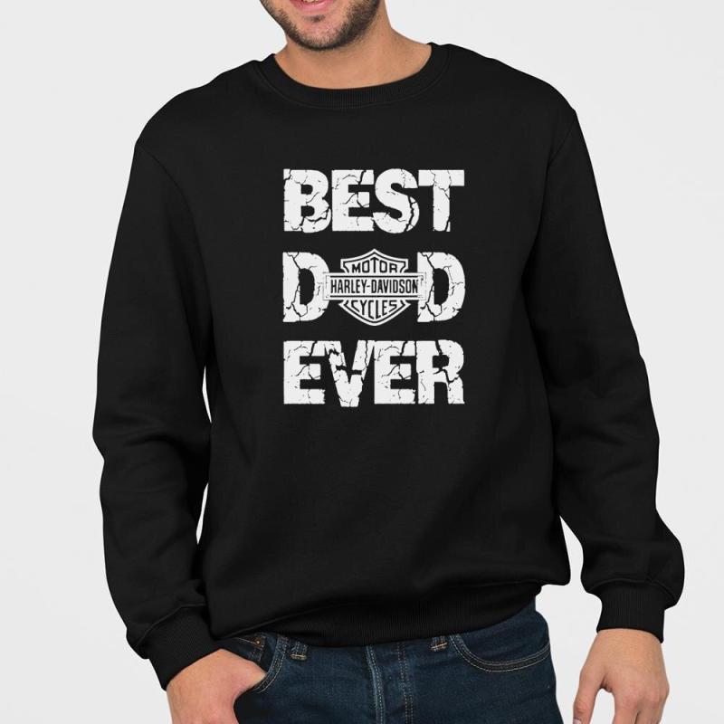 A man wearing a black sweatshirt that says best dad ever
