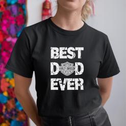 A woman wearing a black shirt that says best dad ever.