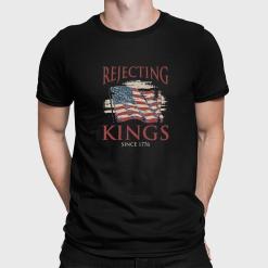 A man wearing a black shirt that says rejecting kings since 1776.